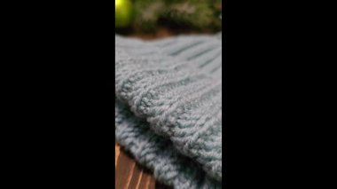 Örgü desenleri, kazaklar, şapkalar ve örülmüş diğer eşyalar için detaylar. El yapımı. Adım adım talimatlar. Metin için boşluk.