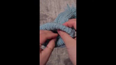 Örgü desenleri, kazaklar, şapkalar ve örülmüş diğer eşyalar için detaylar. El yapımı. Adım adım talimatlar. Metin için boşluk.