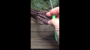 Örgü desenleri, kazaklar, şapkalar ve örülmüş diğer eşyalar için detaylar. El yapımı. Adım adım talimatlar. Metin için boşluk.