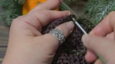 Örgü desenleri, kazaklar, şapkalar ve örülmüş diğer eşyalar için detaylar. El yapımı. Adım adım talimatlar. Metin için boşluk.