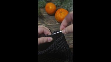 Örgü desenleri, kazaklar, şapkalar ve örülmüş diğer eşyalar için detaylar. El yapımı. Adım adım talimatlar. Metin için boşluk.