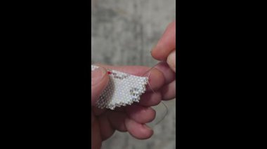 Noel Baba anahtarlığı, çok renkli tohum boncukları ve cam boncuklardan yapılmış. Adım adım boncuklama öğreticisi.