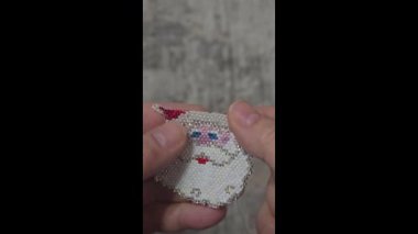 Noel Baba anahtarlığı, çok renkli tohum boncukları ve cam boncuklardan yapılmış. Adım adım boncuklama öğreticisi.