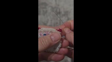 Noel Baba anahtarlığı, çok renkli tohum boncukları ve cam boncuklardan yapılmış. Adım adım boncuklama öğreticisi.