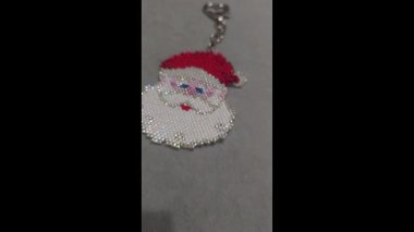 Noel Baba anahtarlığı, çok renkli tohum boncukları ve cam boncuklardan yapılmış. Adım adım boncuklama öğreticisi.