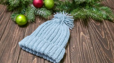 Örgü desenleri, kazaklar, şapkalar ve diğer örülmüş eşyalar için detaylar. Kış şapkası