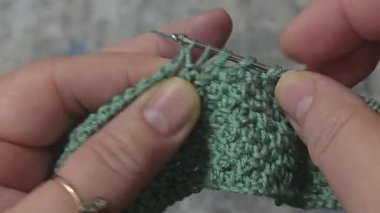 Örgü desenleri, kazaklar, şapkalar ve diğer örülmüş eşyalar için detaylar. Kış şapkası