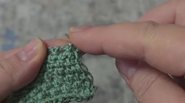 Örgü desenleri, kazaklar, şapkalar ve diğer örülmüş eşyalar için detaylar. Kış şapkası