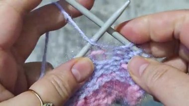 Örgü desenleri, kazaklar, şapkalar ve diğer örülmüş eşyalar için detaylar. Kış şapkası