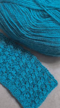 Örgü desenleri, kazaklar, şapkalar ve diğer örülmüş eşyalar için detaylar. Örgü elementler yeşil ve beyaz.