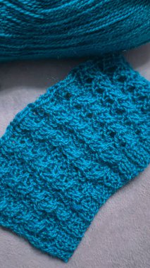 Örgü desenleri, kazaklar, şapkalar ve diğer örülmüş eşyalar için detaylar. Örgü elementler yeşil ve beyaz.