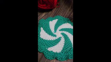 Ahşap bir arka planda el yapımı renkli şeker şeklinde tutacakları var. Yemek standı. durgun hayat