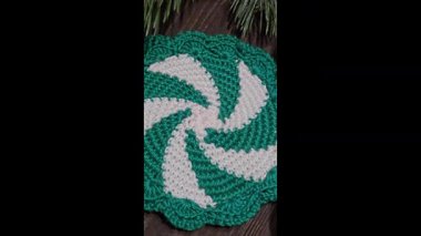 Ahşap bir arka planda el yapımı renkli şeker şeklinde tutacakları var. Yemek standı. durgun hayat