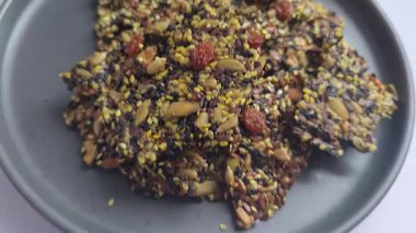 Chia, Flax, Ayçiçeği ve kabak çekirdeğinden yapılmış çıtır krakerler, kurutulmuş. organik