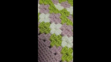 Ev dekorasyonu, moda ya da tekstil için uygun renkli örgü kumaşı. Tığ işi çiçekler. AI eğitimi.