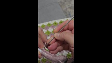 Ev dekorasyonu, moda ya da tekstil için uygun renkli örgü kumaşı. Tığ işi çiçekler. AI eğitimi.