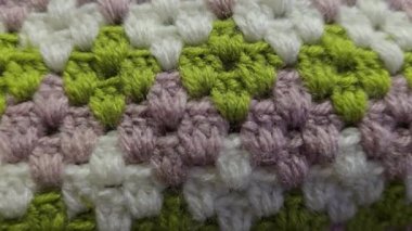 Ev dekorasyonu, moda ya da tekstil için uygun renkli örgü kumaşı. Tığ işi çiçekler. AI eğitimi.