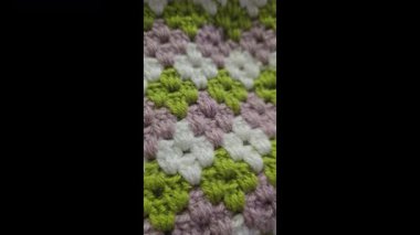 Ev dekorasyonu, moda ya da tekstil için uygun renkli örgü kumaşı. Tığ işi çiçekler. AI eğitimi.