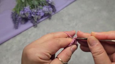 Gri arka planda yuvarlak leylak kaplama örülmüş. İç dekorasyon. Yeşil tabaklar. Desen.