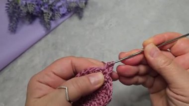 Gri arka planda yuvarlak leylak kaplama örülmüş. İç dekorasyon. Yeşil tabaklar. Desen.