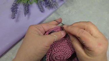 Gri arka planda yuvarlak leylak kaplama örülmüş. İç dekorasyon. Yeşil tabaklar. Desen.