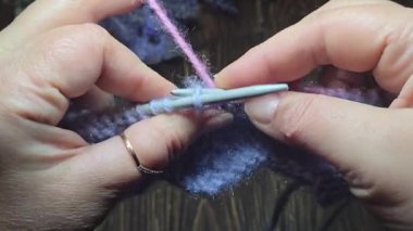 Ev dekorasyonu, moda ya da tekstil için uygun renkli örgü kumaşı. Örgü dersleri. Yapay zeka öğrenmek için örgü kalıpları.