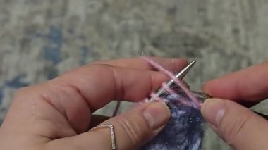 Ev dekorasyonu, moda ya da tekstil için uygun renkli örgü kumaşı. Örgü dersleri. Yapay zeka öğrenmek için örgü kalıpları.