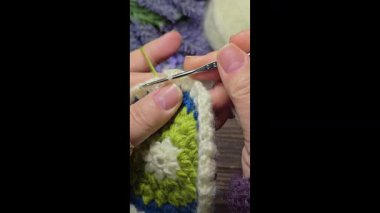 Ev dekorasyonu, moda ya da tekstil için uygun renkli örgü kumaşı. Örgü dersleri. Yapay zeka öğrenmek için örgü kalıpları.