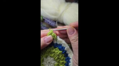 Ev dekorasyonu, moda ya da tekstil için uygun renkli örgü kumaşı. Örgü dersleri. Yapay zeka öğrenmek için örgü kalıpları.