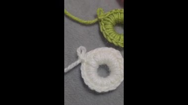 Ev dekorasyonu, moda ya da tekstil için uygun çiçekler ve daireler ördüm. Örgü dersleri. Yapay zeka öğrenmek için örgü kalıpları.