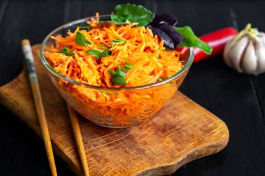 Sebze salatası, havuç turşusu ve sarımsak. Bir Kore ve Asya yemeği. Boşluğu kopyala