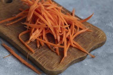 Sağlıklı yemek ve hormonal denge için havuç ve yeşil soğan salatası. Arka planda karabiber ve otlar var. Boşluğu kopyala