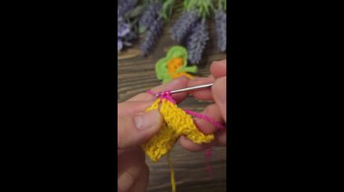 Kelebekler, koyu bir yüzeye örülmüş renkli ipliklerden yapılmıştır. El yapımı. Saç süsü. Boşluğu kopyala