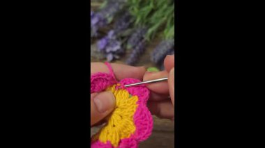 Kelebekler, koyu bir yüzeye örülmüş renkli ipliklerden yapılmıştır. El yapımı. Saç süsü. Boşluğu kopyala