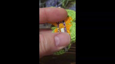 Kelebekler, koyu bir yüzeye örülmüş renkli ipliklerden yapılmıştır. El yapımı. Saç süsü. Boşluğu kopyala