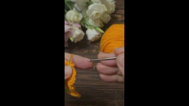 Ev dekorasyonu, moda ya da tekstil için uygun çiçekler ve daireler ördüm. Saç süsü. Boşluğu kopyala