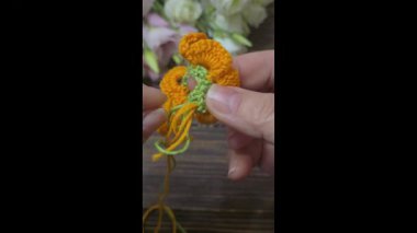 Ev dekorasyonu, moda ya da tekstil için uygun çiçekler ve daireler ördüm. Saç süsü. Boşluğu kopyala