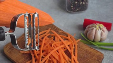 Havuç ve yeşil soğan salatası için malzemeler. Sebze kesme işlemi. Eller çerçevede. Boşluğu kopyala