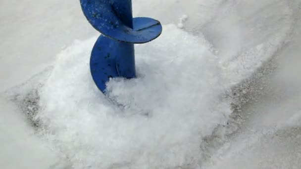 Hacer la abertura en el hielo — Vídeos de Stock