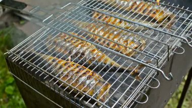 Kömürün üstünde pişirme balık uskumru