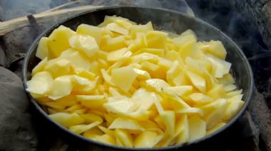 Bir kamp ateşi üzerinde kızartma patates