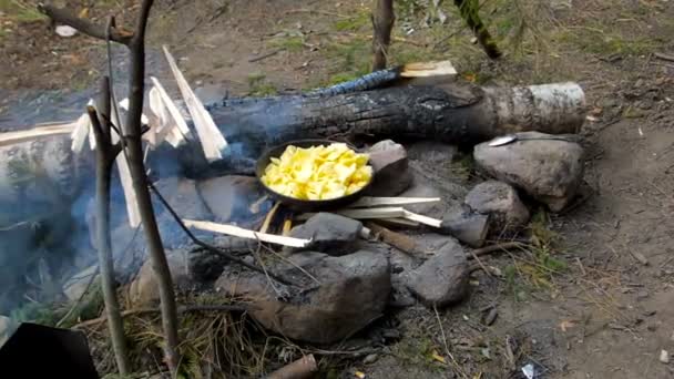 Faire frire les pommes de terre sur un feu de camp 