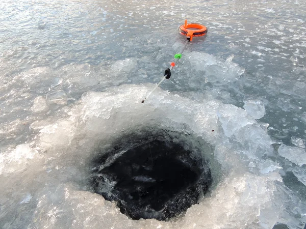 Pesca de invierno desde el hielo — Foto de Stock