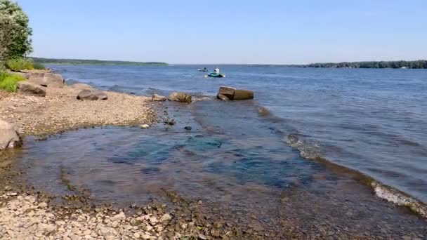 Las olas en el río — Vídeo de stock