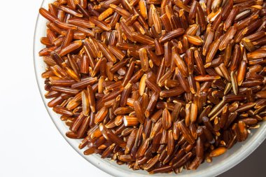 plastik bardaklarda çiğ siyah pirinç 