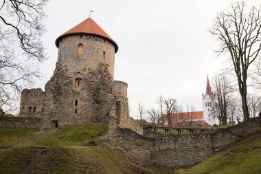Cesis şehri, Letonya. Kayalardan yapılmış eski kaleli bir cadde. Seyahat fotoğrafı. 11.01.2020