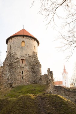 Cesis şehri, Letonya. Kayalardan yapılmış eski kaleli bir cadde. Seyahat fotoğrafı. 11.01.2020