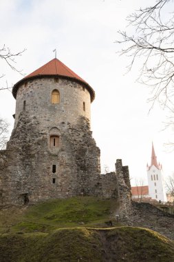 Cesis şehri, Letonya. Kayalardan yapılmış eski kaleli bir cadde. Seyahat fotoğrafı. 11.01.2020