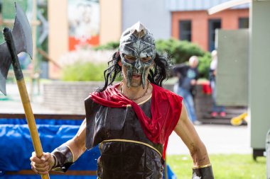 Liepaja Şehri, Letonya. Elinde silah olan bir Viking deniz kıyısında koşuyor. 19.09.2020