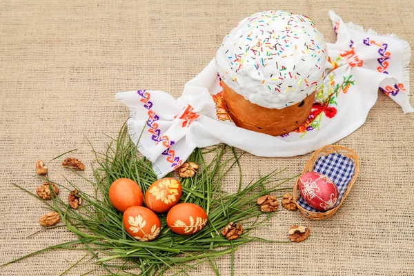 Pastel de Pascua y huevos de colores —  Fotos de Stock